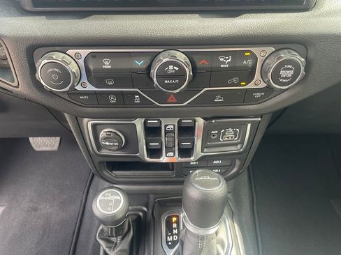 Used 2025 Jeep Gladiator Sport AWD/4WD image 16