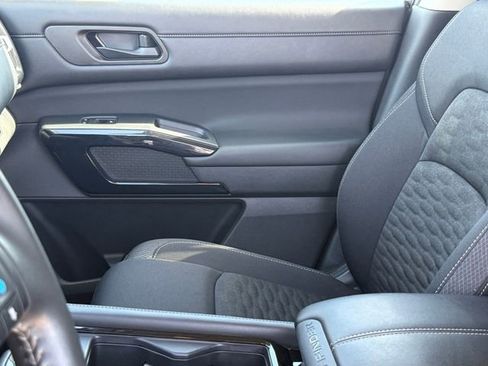 Used 2025 Nissan Pathfinder SV image 12