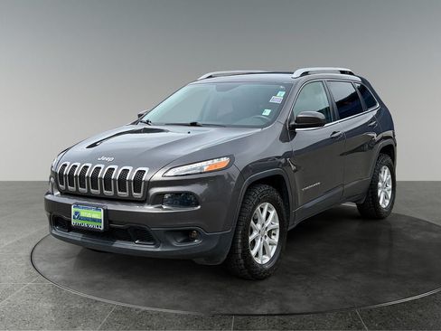 Used 2018 Jeep Cherokee Latitude Plus w/ Comfort/Convenience Group AWD/4WD image 3