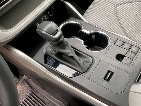 Used 2023 Toyota Highlander LE image 33