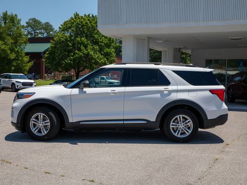 Used 2023 Ford Explorer XLT w/ Equipment Group 202A RWD image 4