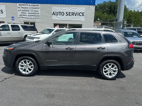 Used 2018 Jeep Cherokee Latitude Plus FWD image 2