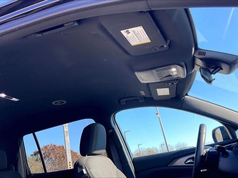 Used 2025 Chevrolet Traverse LT image 13