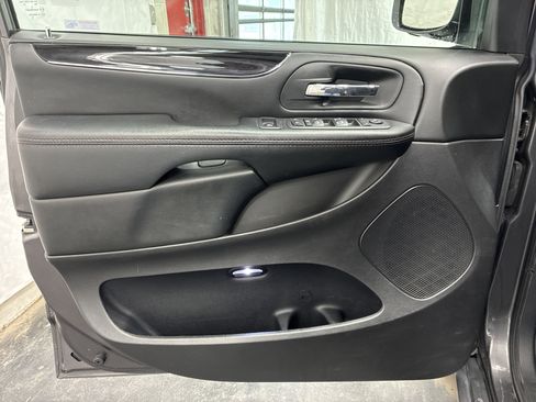 Used 2020 Dodge Grand Caravan SE FWD image 16