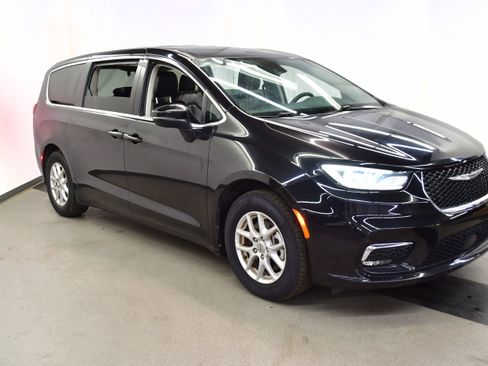 Used 2023 Chrysler Pacifica Touring-L FWD image 2