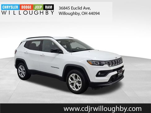Used 2024 Jeep Compass Latitude AWD/4WD image 3