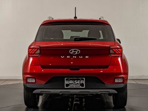 Used 2025 Hyundai Venue Limited FWD image 6