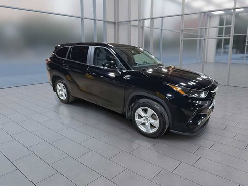 Used 2024 Toyota Highlander LE AWD/4WD image 2