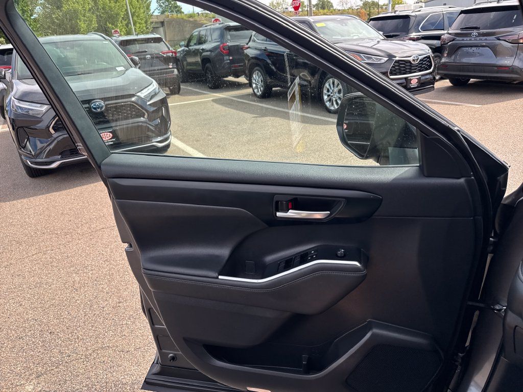 Used 2023 Toyota Highlander XLE AWD/4WD image 36