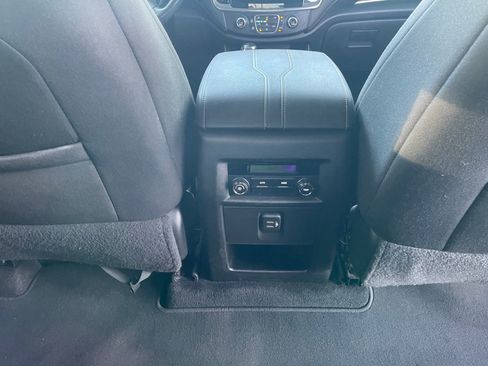 Used 2020 Chevrolet Traverse LT image 27