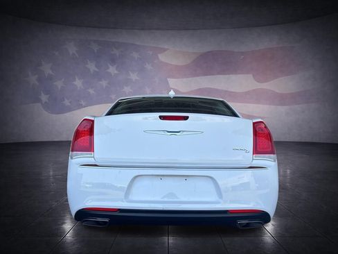 Used 2017 Chrysler 300 C RWD image 4