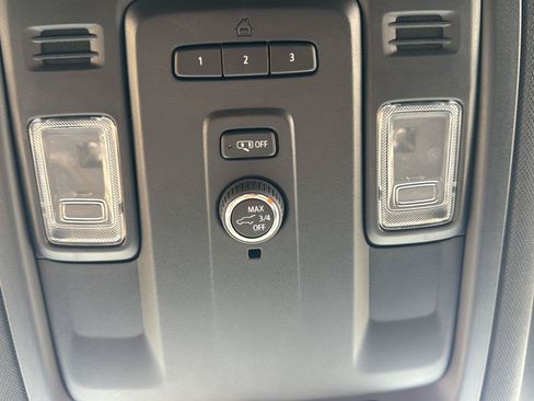 Used 2024 GMC Yukon XL SLT AWD/4WD image 17