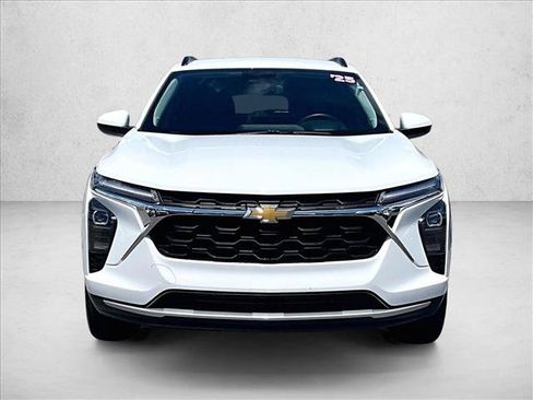 Used 2025 Chevrolet Trax LT w/ Driver Confidence Package FWD image 3