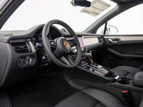 Certified 2026 Porsche Macan AWD/4WD image 4