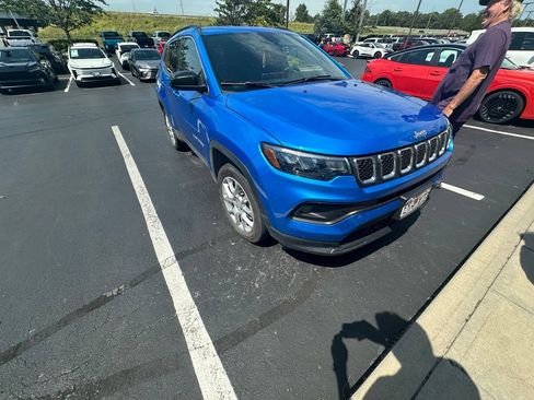 Used 2023 Jeep Compass Latitude AWD/4WD image 5