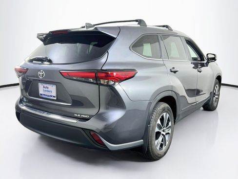 Used 2023 Toyota Highlander XLE AWD/4WD image 5