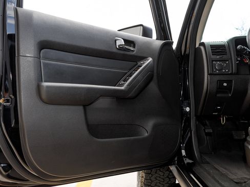 Used 2010 HUMMER H3T Adventure image 34