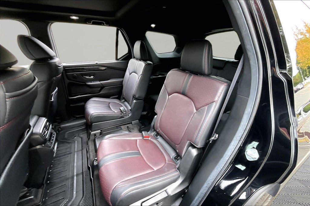 Used 2025 Honda Pilot Black Edition image 18