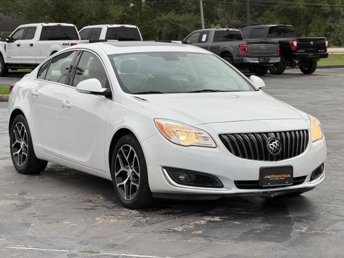 Used 2017 Buick Regal Sport Touring FWD image 3
