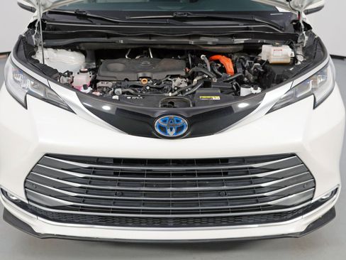 Used 2021 Toyota Sienna Limited image 7