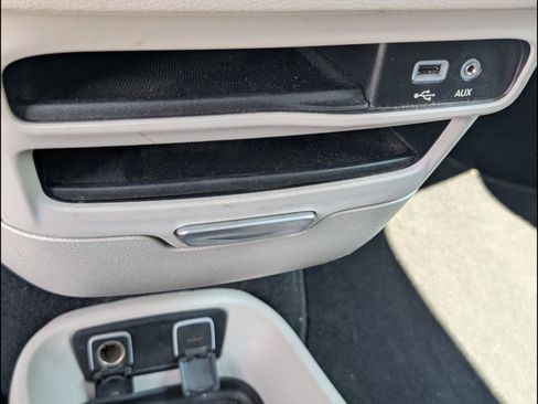 Used 2020 Chrysler Pacifica Touring-L FWD image 17