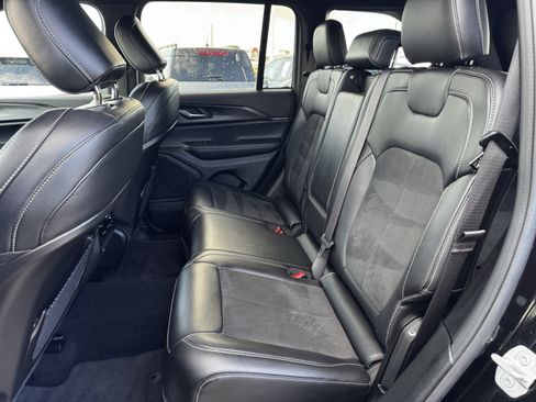 Used 2025 Jeep Grand Cherokee Altitude AWD/4WD image 25