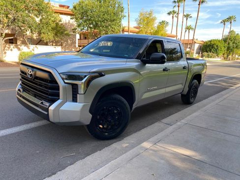 Used 2022 Toyota Tundra SR5 w/ SR5 Convenience Package AWD/4WD image 3