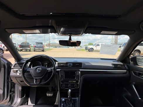 Used 2018 Volkswagen Passat GT image 22