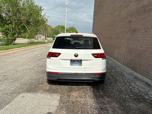 Used 2022 Volkswagen Tiguan SE w/ Panoramic Sunroof Package FWD image 4