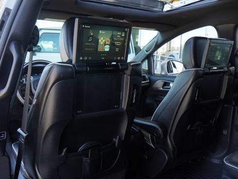 Used 2021 Chrysler Pacifica Limited w/ Uconnect Theater Family Group FWD image 27