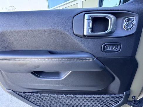 Used 2025 Jeep Gladiator Sport image 14