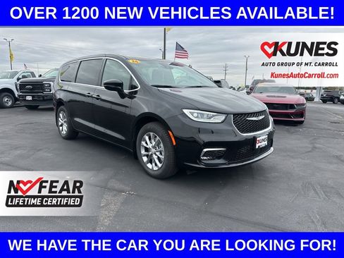 New 2026 Chrysler Pacifica Select image 1