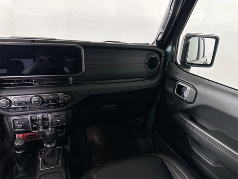Used 2024 Jeep Gladiator Rubicon w/ Convenience Group image 19