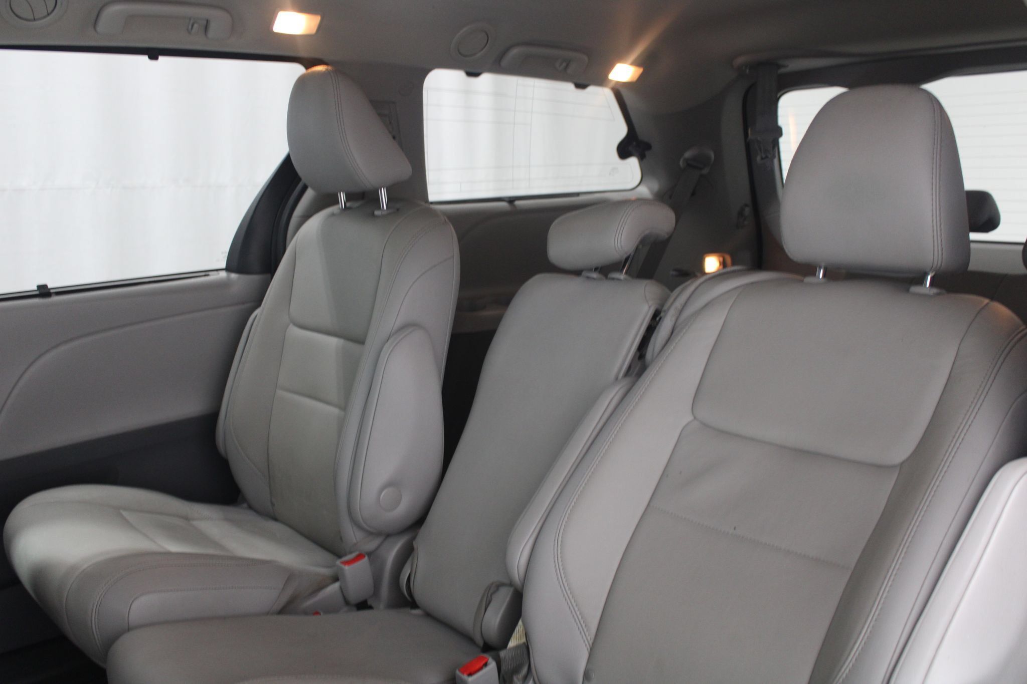 Used 2020 Toyota Sienna XLE w/ XLE Navigation Package FWD image 16