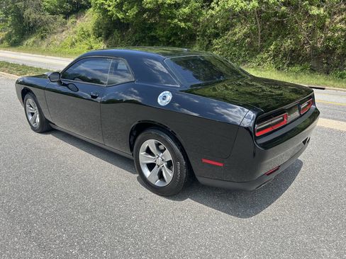Used 2016 Dodge Challenger SXT RWD image 5