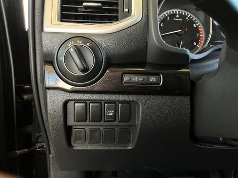 Used 2018 Nissan Titan SV image 24