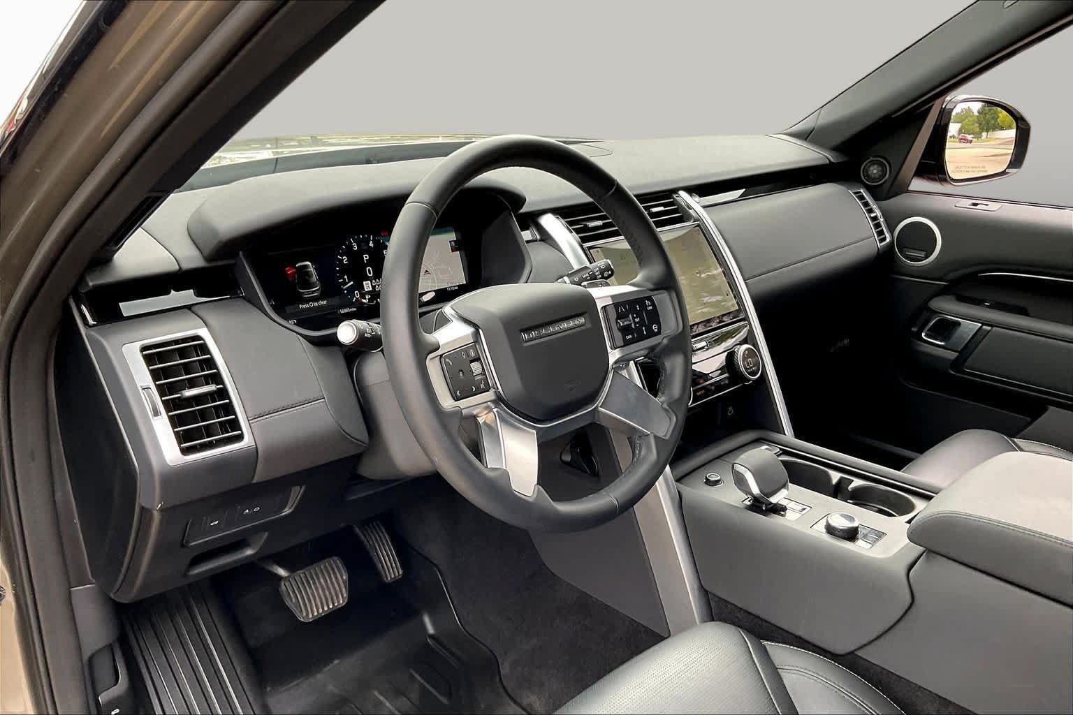 Used 2025 Land Rover Discovery S AWD/4WD image 16