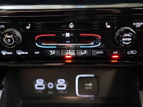 Used 2024 Jeep Grand Cherokee L Laredo image 29