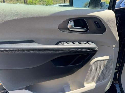 Certified 2023 Chrysler Pacifica Touring-L image 15