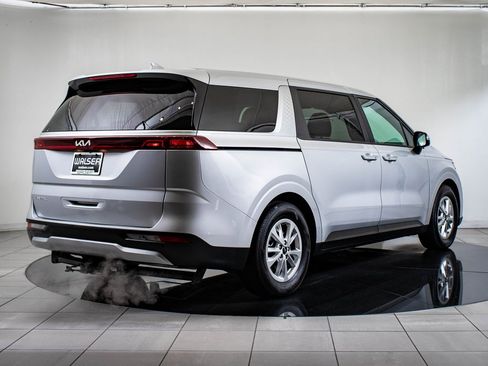 Used 2023 Kia Carnival LX image 10