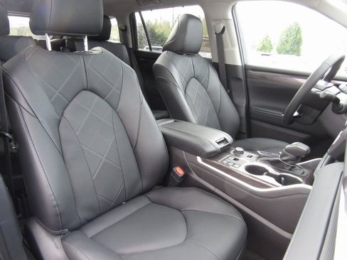 New 2025 Toyota Highlander Platinum image 21