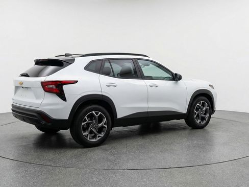 Used 2025 Chevrolet Trax LT w/ LT Convenience Package FWD image 9