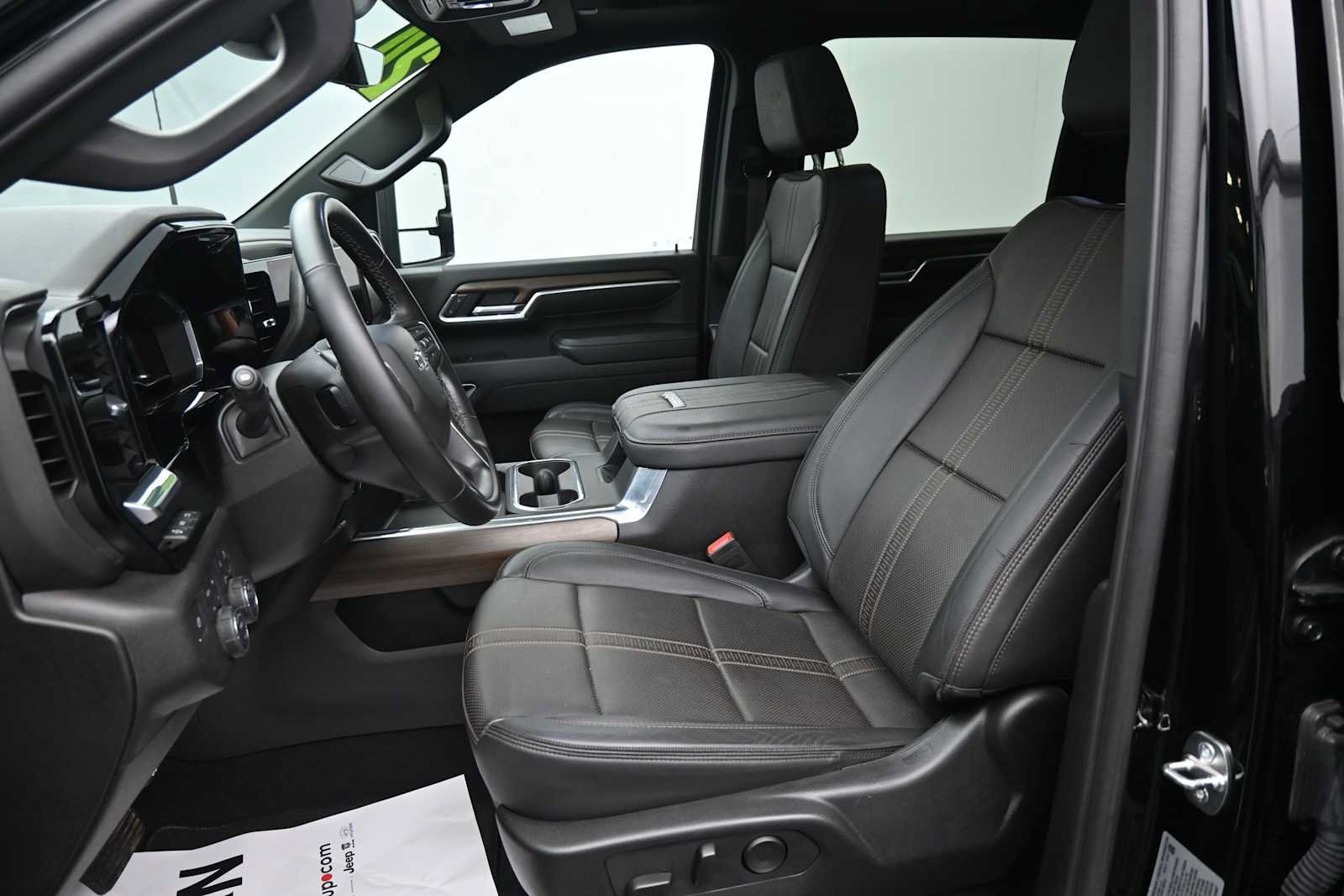 Used 2024 Chevrolet Silverado 2500 High Country w/ High Country Premium Package AWD/4WD image 18
