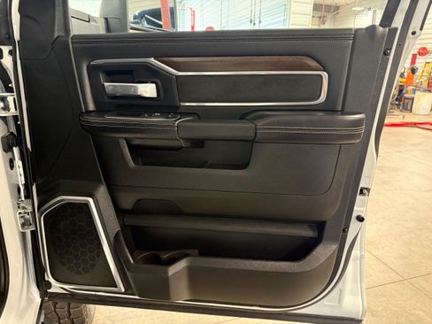Used 2023 RAM 2500 Laramie AWD/4WD image 9