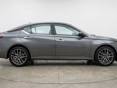 Used 2025 Nissan Altima 2.5 SV image 11