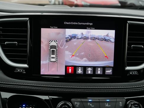 Used 2021 Chrysler Pacifica Limited w/ Uconnect Theater Family Group image 27