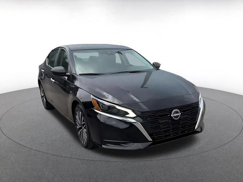 Used 2025 Nissan Altima 2.5 SV FWD image 3