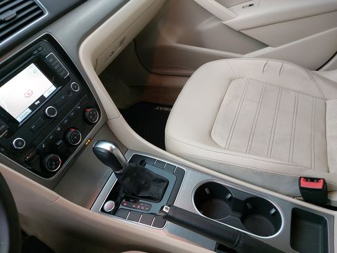 Used 2015 Volkswagen Passat 1.8T SE image 26