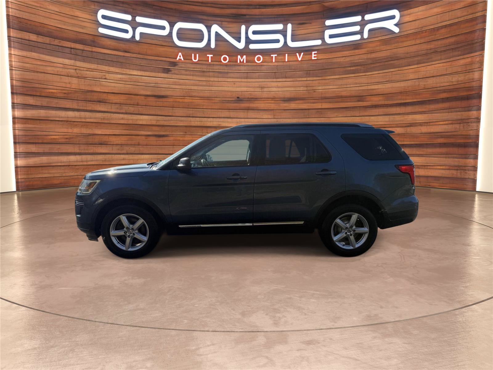 Used 2018 Ford Explorer XLT FWD image 2