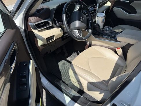 Used 2022 Toyota Highlander Platinum image 9